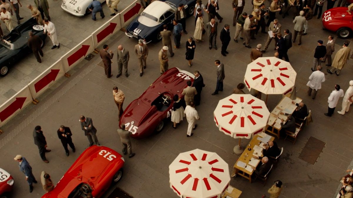 Film Ferrari si odbyl premiéru v Benátkách. Pro Česko odhalil první ukázku